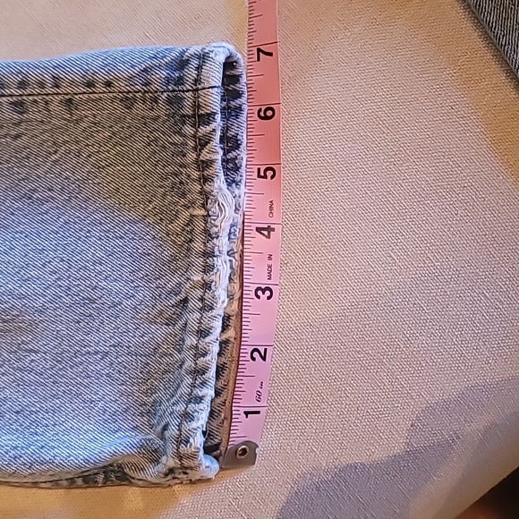 VINTAGE 1990s LEVI 501. BUTTON FLY. DISTRESSED AMAZING OLD PAIR OF JEANS. - Picture 12 of 13